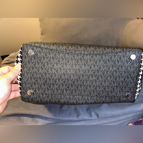 Michael Kors Signature Houndstooth Voyager East/West Tote - Picture 4 of 16